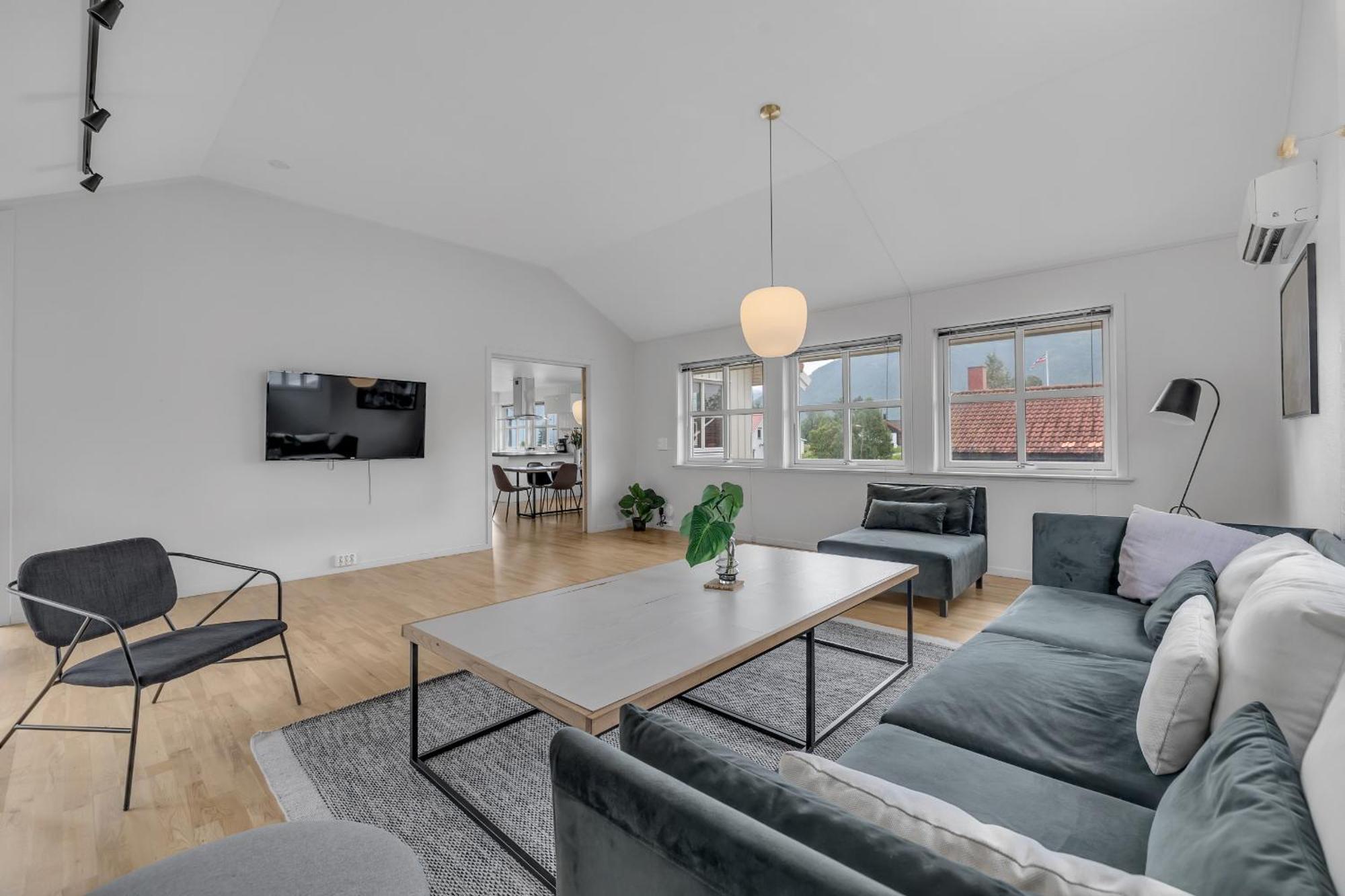 Central Large Modern House With A View Tromso Exterior photo